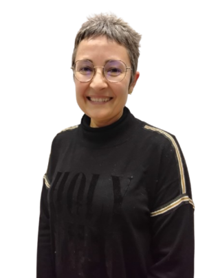 Mujer con gafas sonriendo enfrente de la cámara